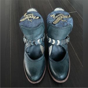Freebird Blade Navy Size 6